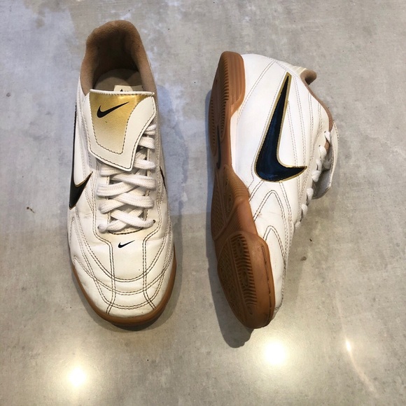 On hold Nike Sneakers - Picture 1 of 4